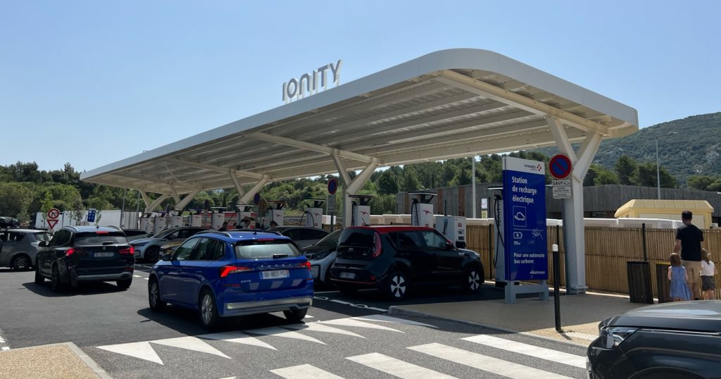 How to avoid queues at charging stations this summer